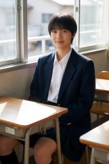 日本青春校园电影封面,教室场景,阳光透过窗户