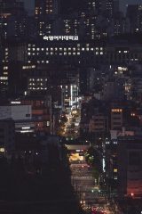 韩国动作电影封面，爆炸场景，强烈视觉冲击