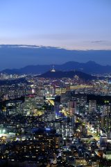 韩国悬疑犯罪日韩电影封面，城市夜景俯拍，霓虹灯反光